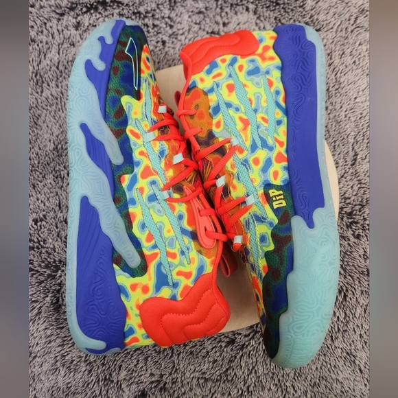Athletic_Shoes